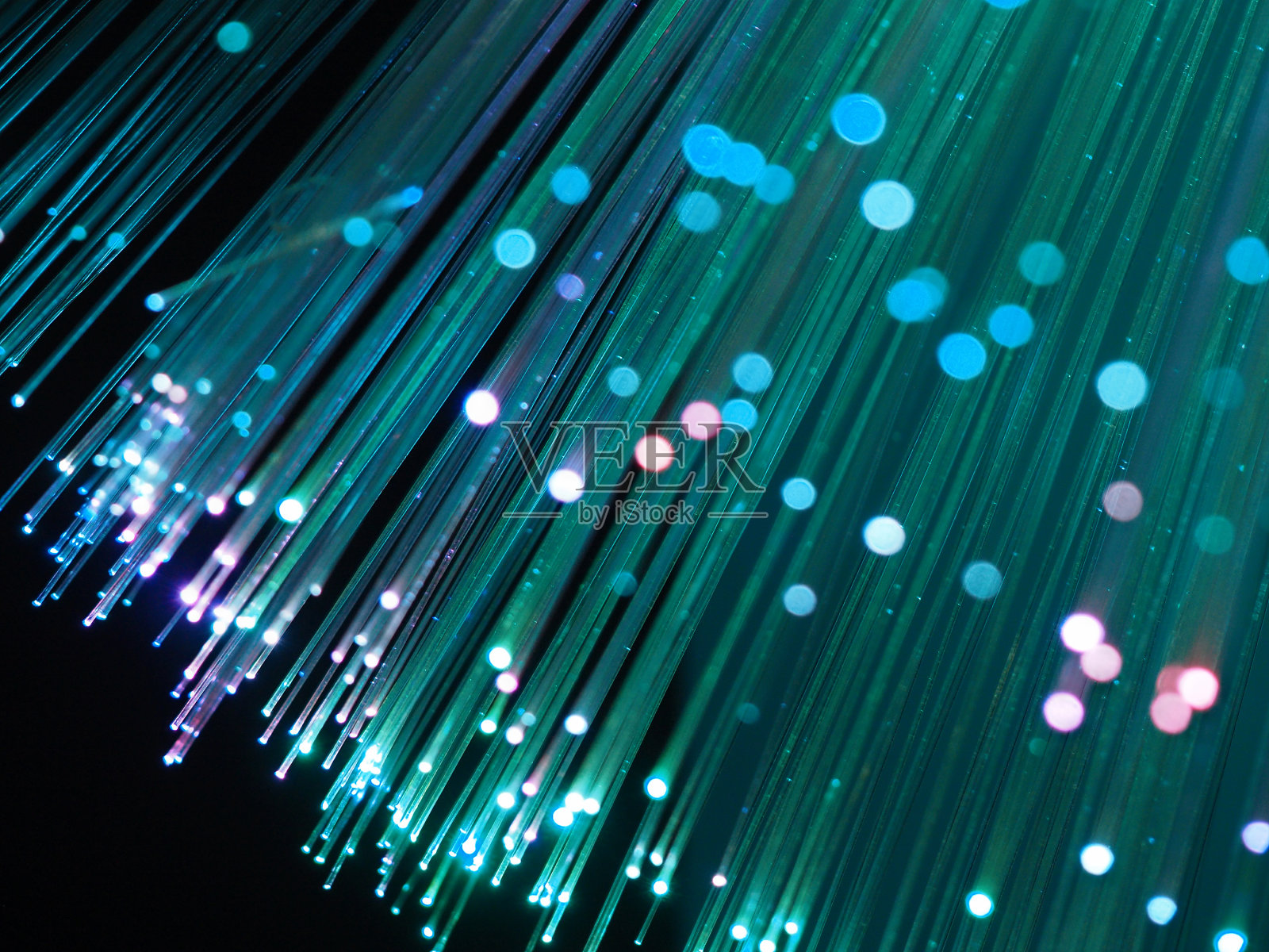 近距离光纤灯，彩色光纤，夜晚绿色灯光，派对未来霓虹色彩风格，全新复古照片摄影图片