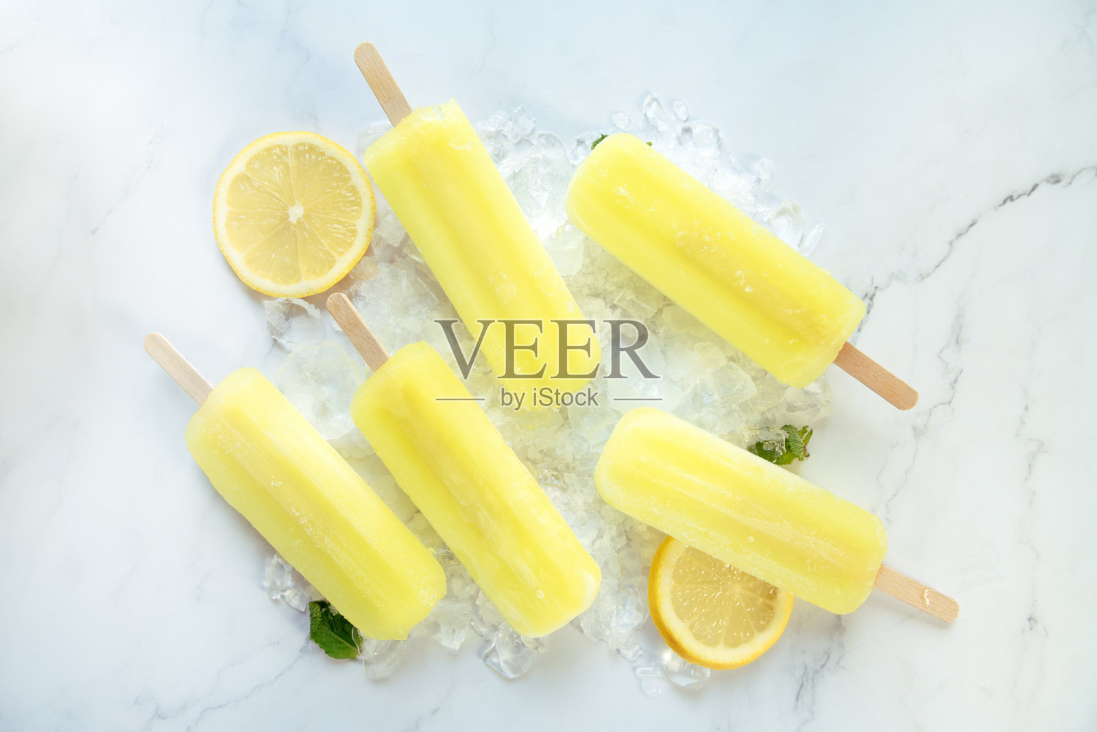 大理石和冰桌上放着柠檬汽水照片摄影图片