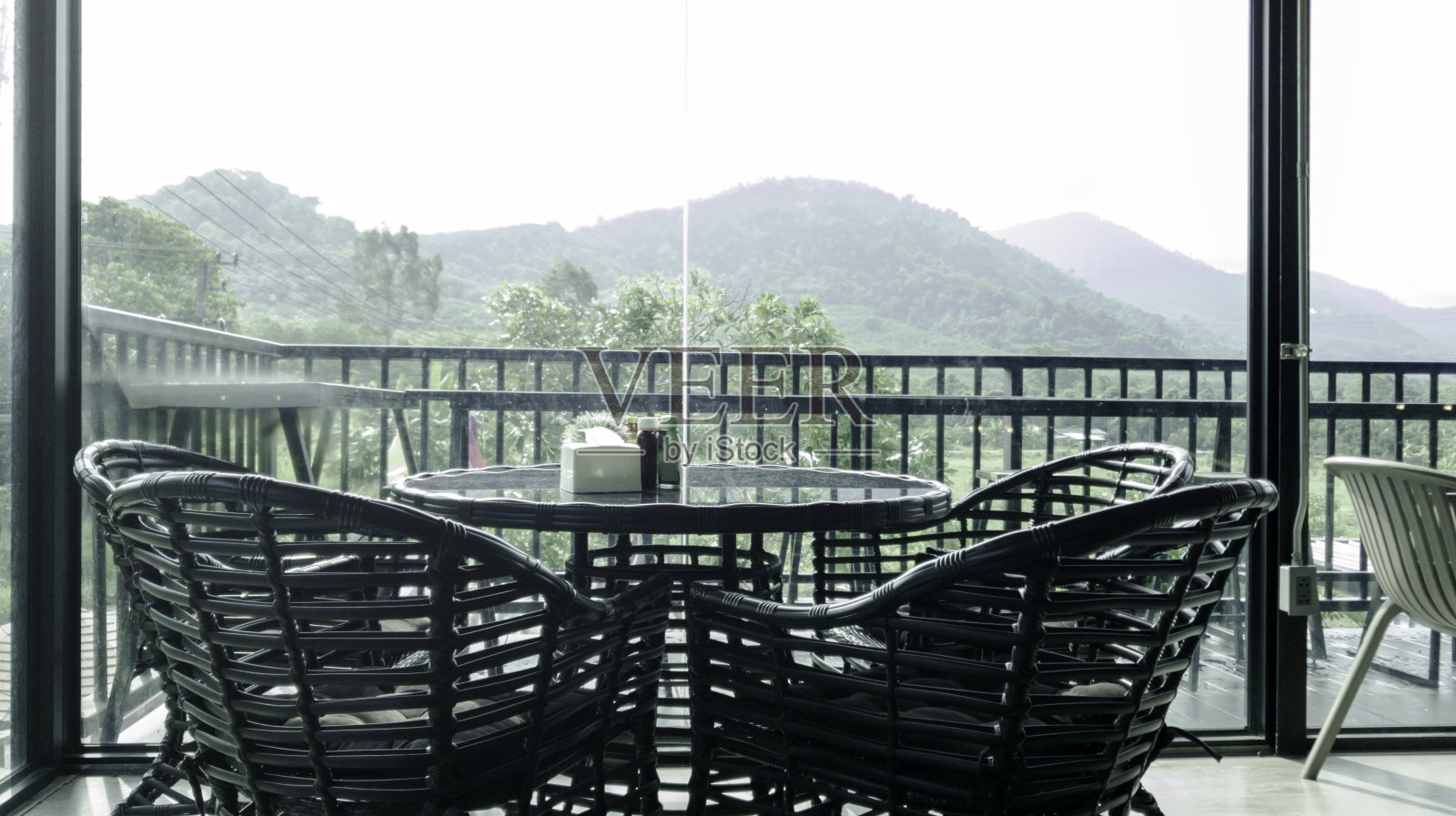 现代的室内椅子和桌子在咖啡馆餐厅，绿色的自然照片摄影图片