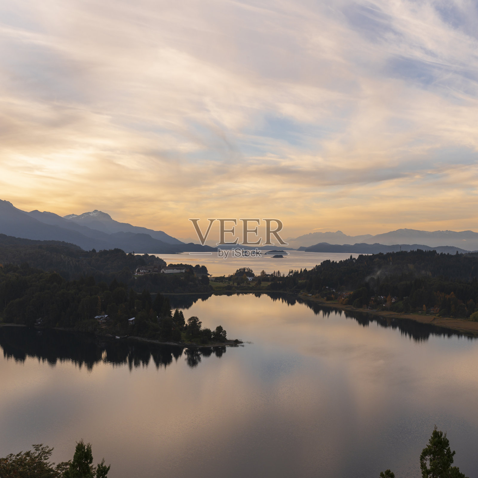 阿根廷南部令人惊叹的日落美景。阿根廷巴塔哥尼亚的圣卡洛斯德巴里洛什。照片摄影图片