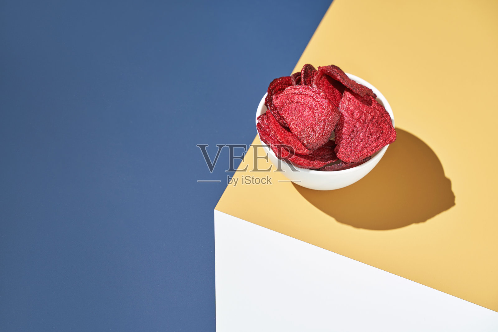 脆皮干的食物。有机美味的薯片。自制的点心。切片beetfood照片摄影图片