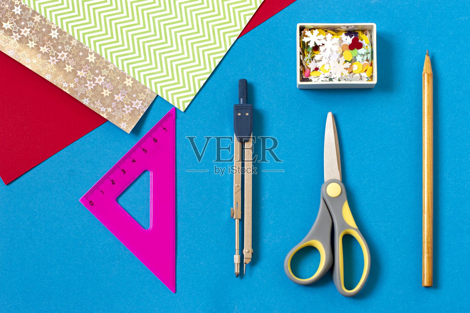 用大量的圣诞树制作圣诞卡片。步骤1照片摄影图片