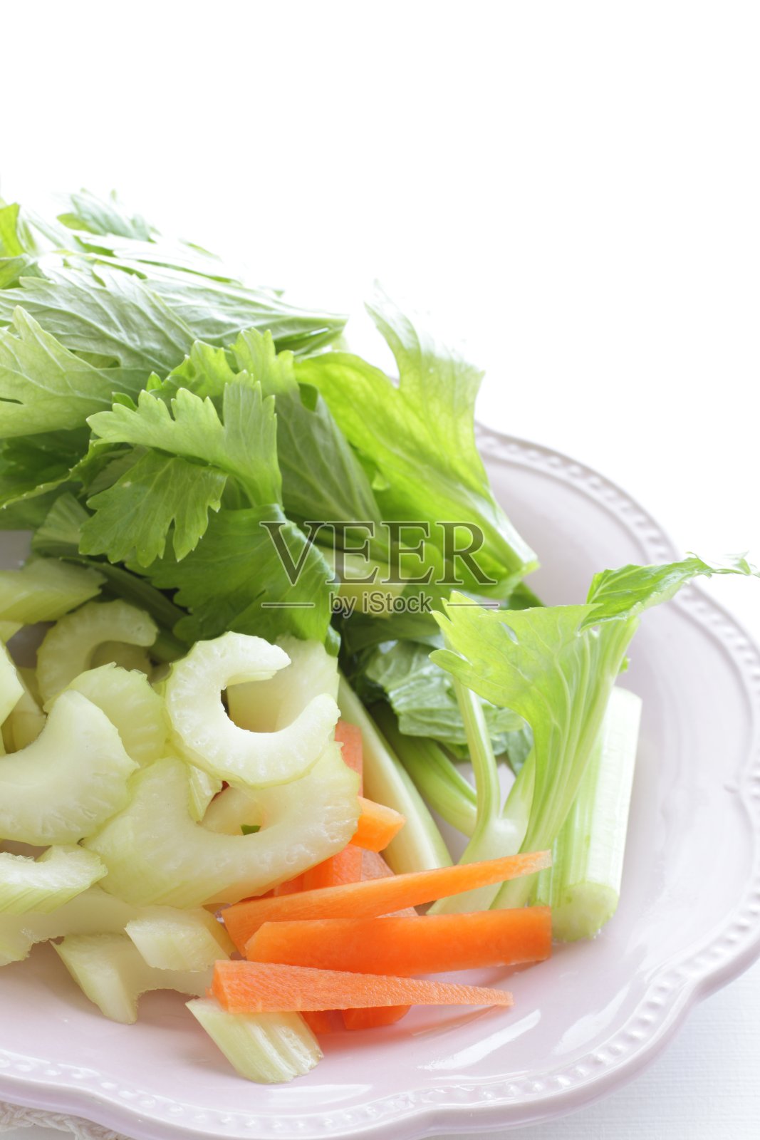 切碎的蔬菜，芹菜和胡萝卜在盘子里照片摄影图片