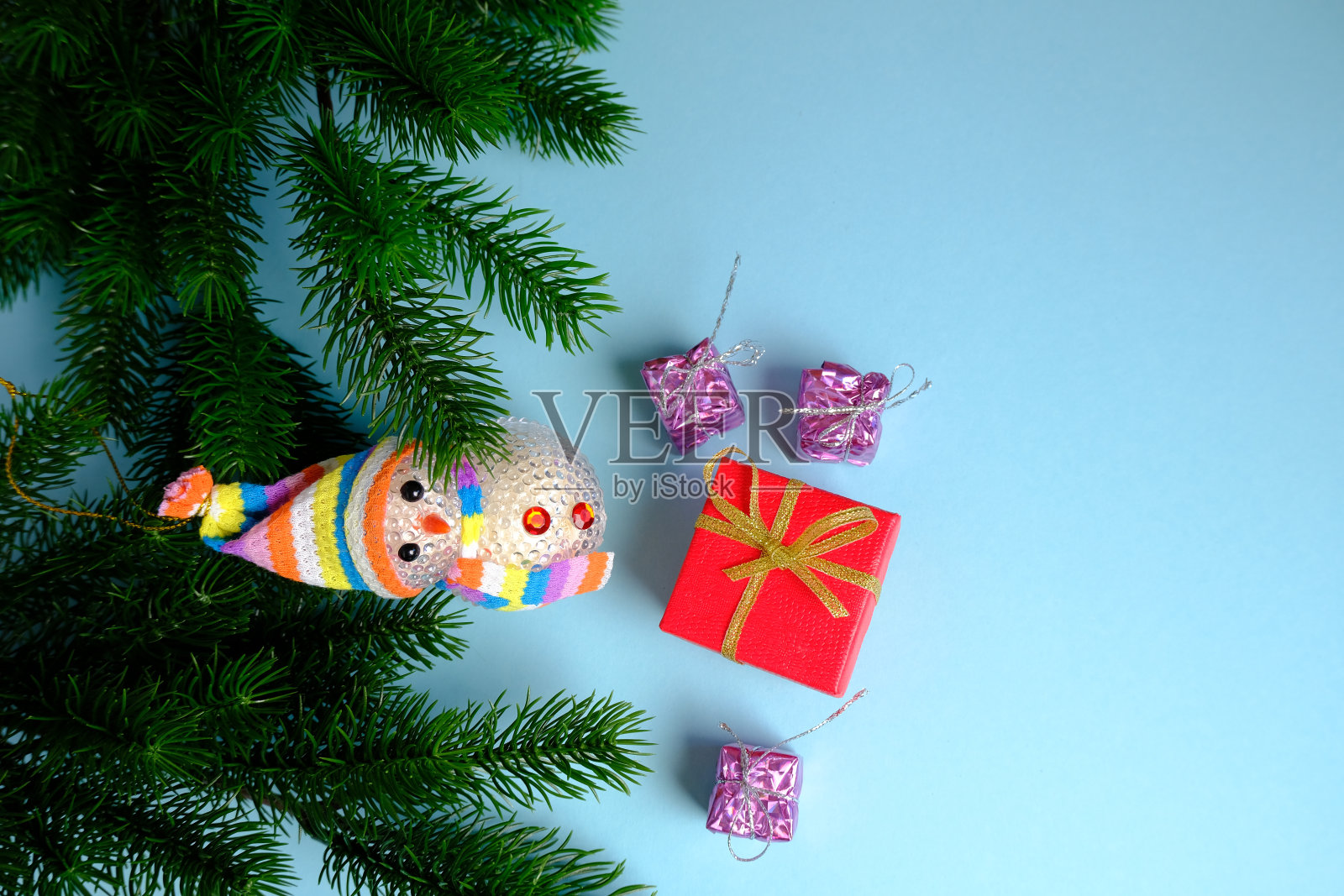 蓝色背景的礼物盒子。照片摄影图片