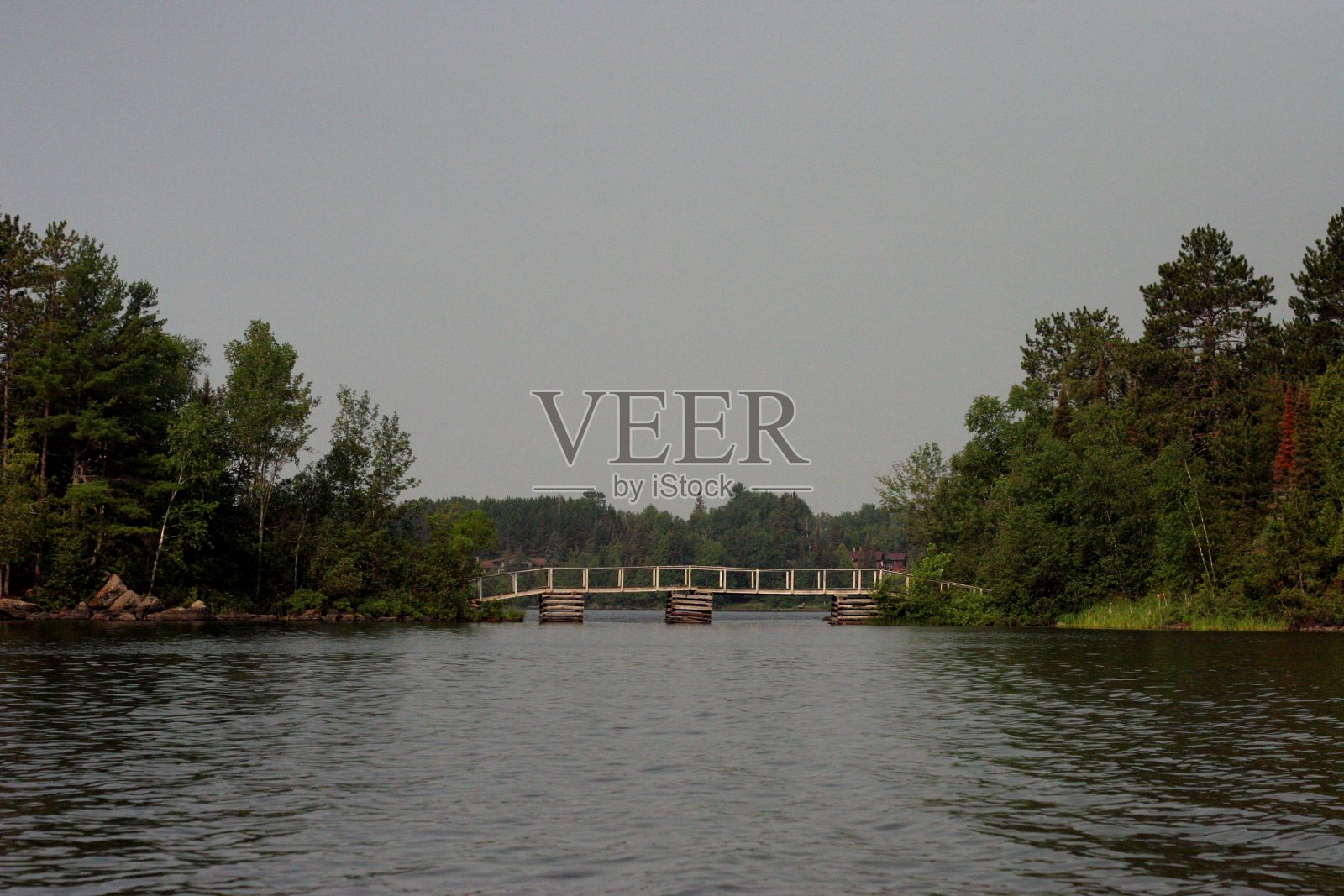 小岛和大岛之间的桥，在Semer公园，Ely, MN照片摄影图片