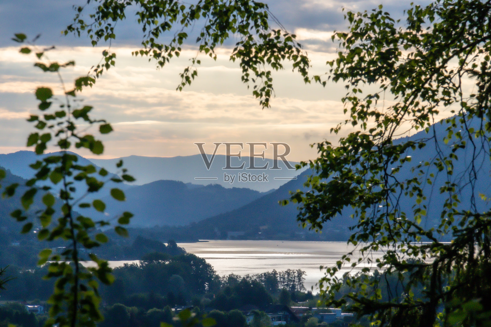 奥斯瓦尔迪堡-奥斯切尔湖位于奥地利阿尔卑斯高峰之间照片摄影图片