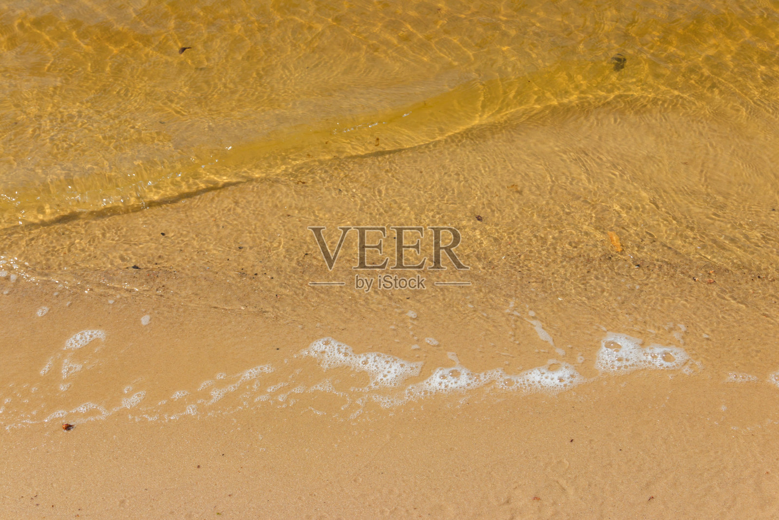 柔软的海浪在沙滩上照片摄影图片