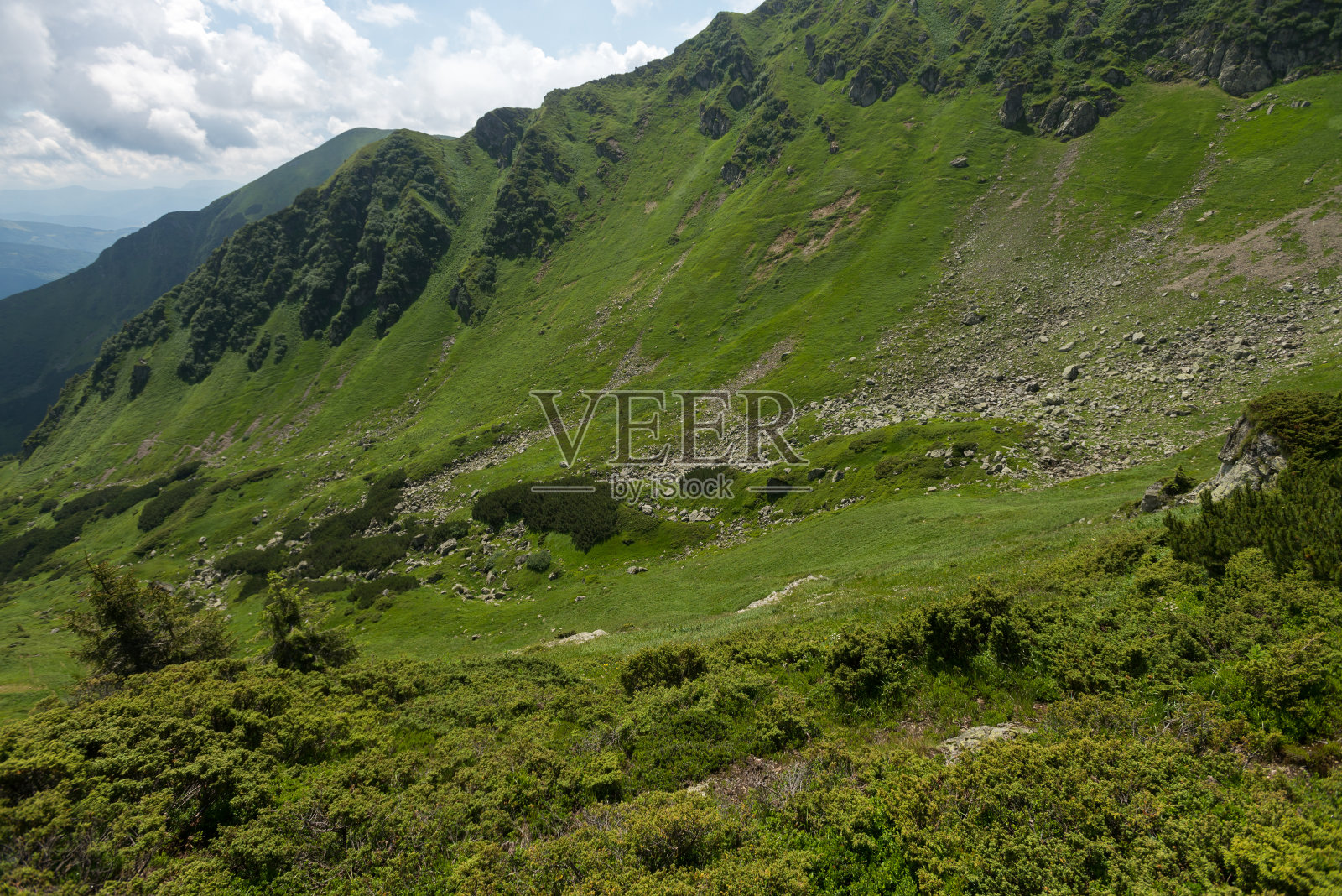景色优美，山坡陡峭，有石头照片摄影图片