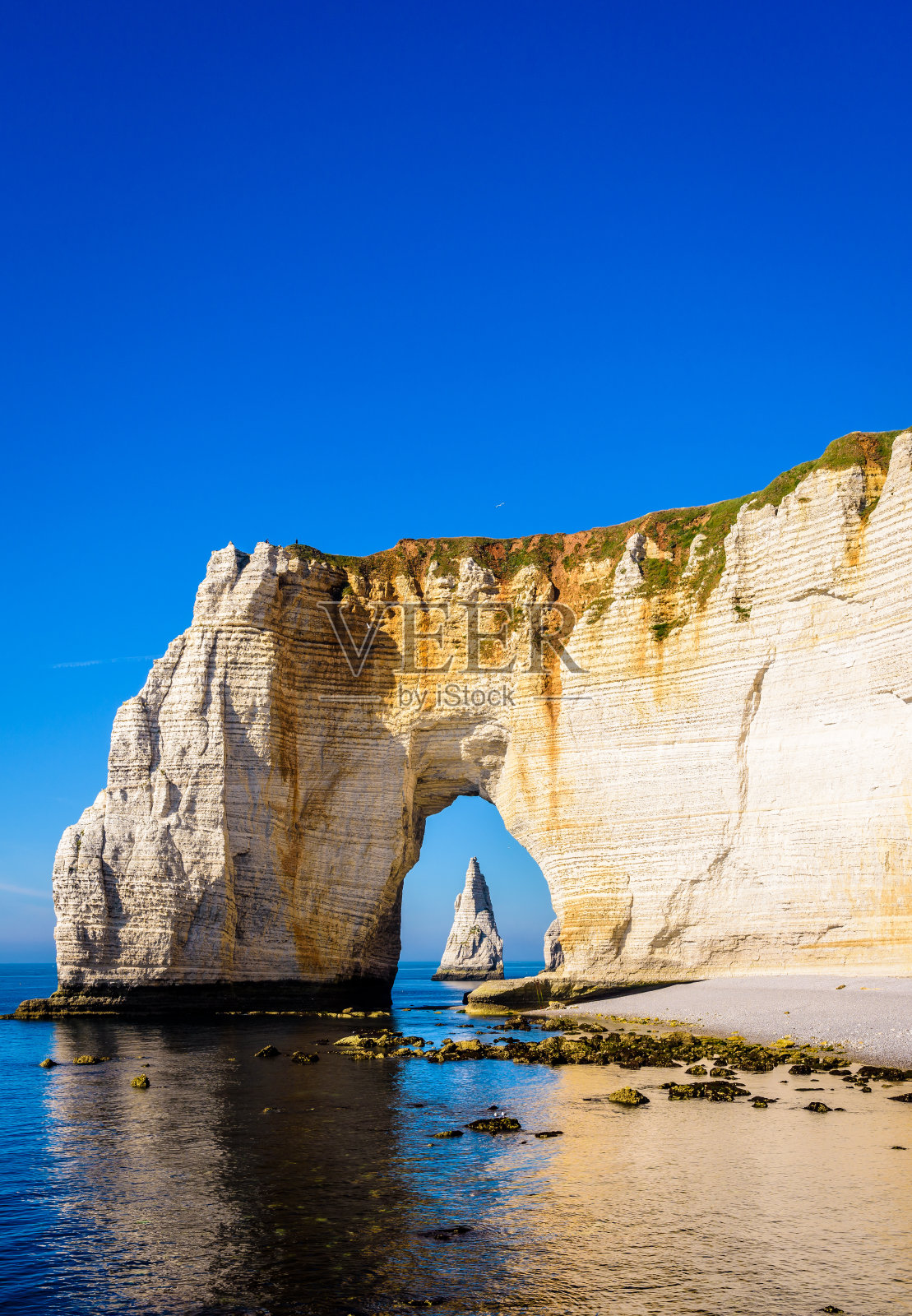 从诺曼底埃特尔塔曼尼波特悬崖的拱门看到的针。照片摄影图片