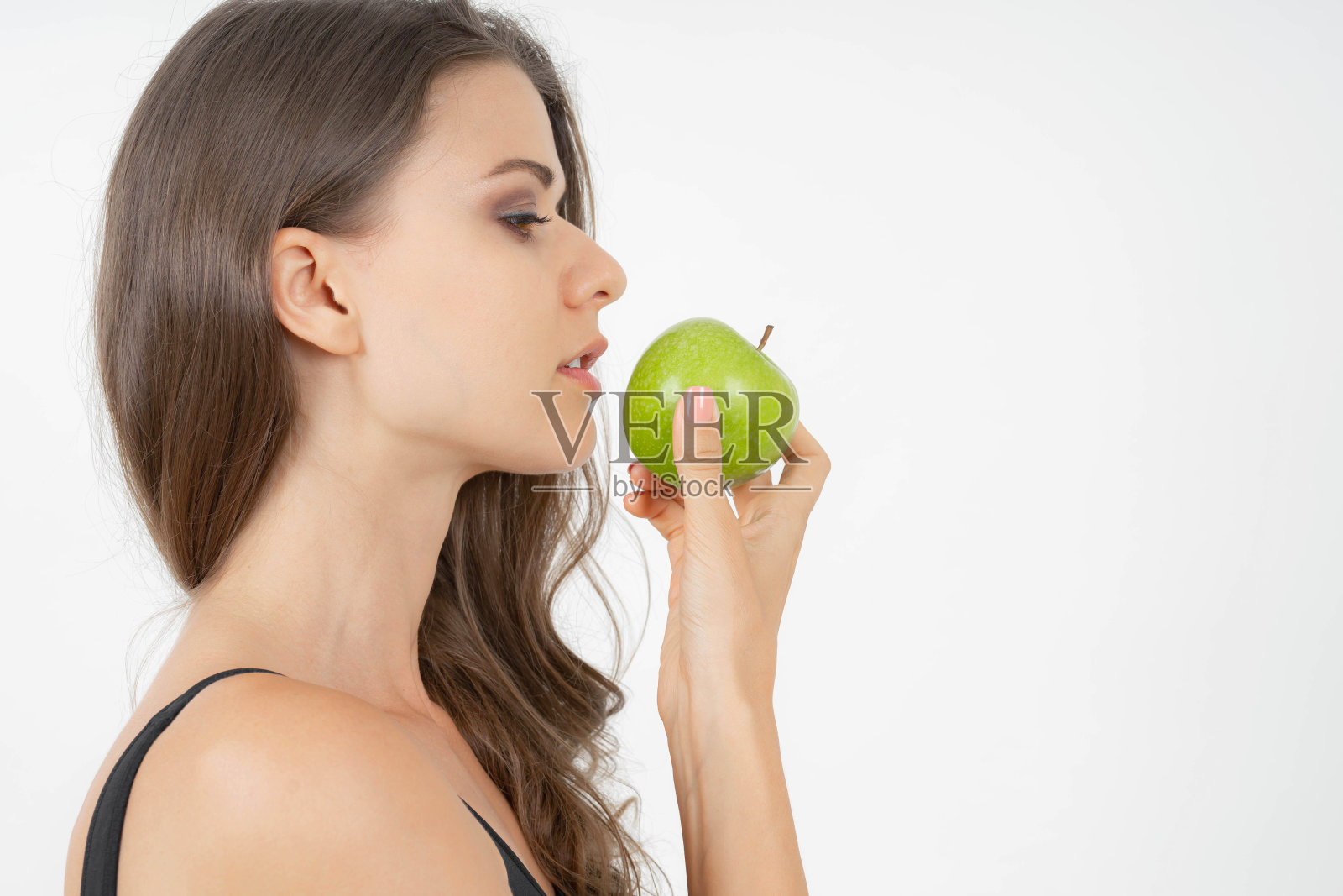 美丽的身体美丽的性感女人苗条抱着青苹果孤立在白色的背景-健康女孩减肥和健康的理念照片摄影图片