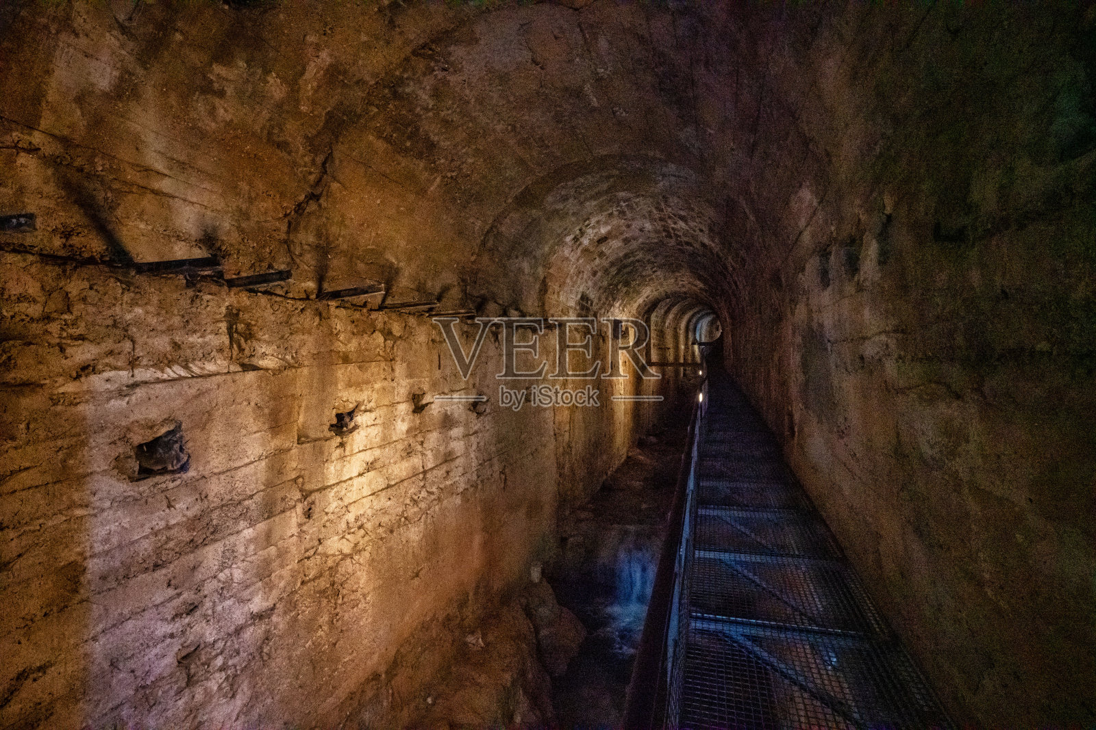 西班牙卡索拉圣玛利亚教堂废墟下的塞雷苏埃洛河照片摄影图片