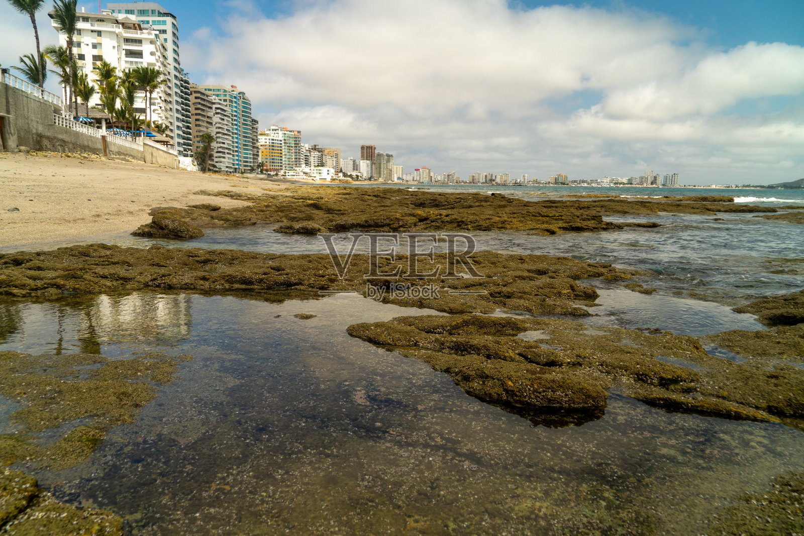 从岩石上看萨利纳斯海滩照片摄影图片