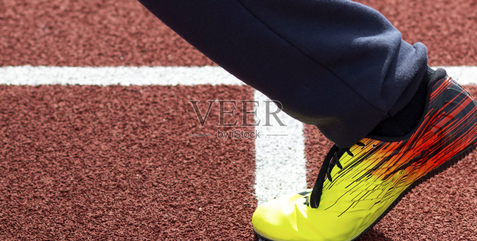 运动员在跑道起跑线上穿有钉鞋的赛跑鞋照片摄影图片