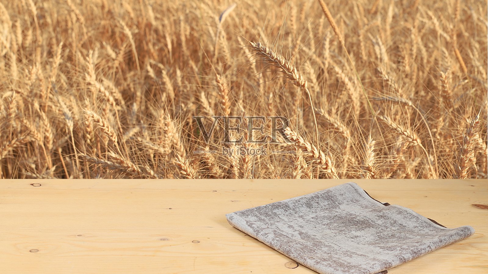 空木质朴的桌子上的背景是麦田，收获的概念。犹太节日照片摄影图片
