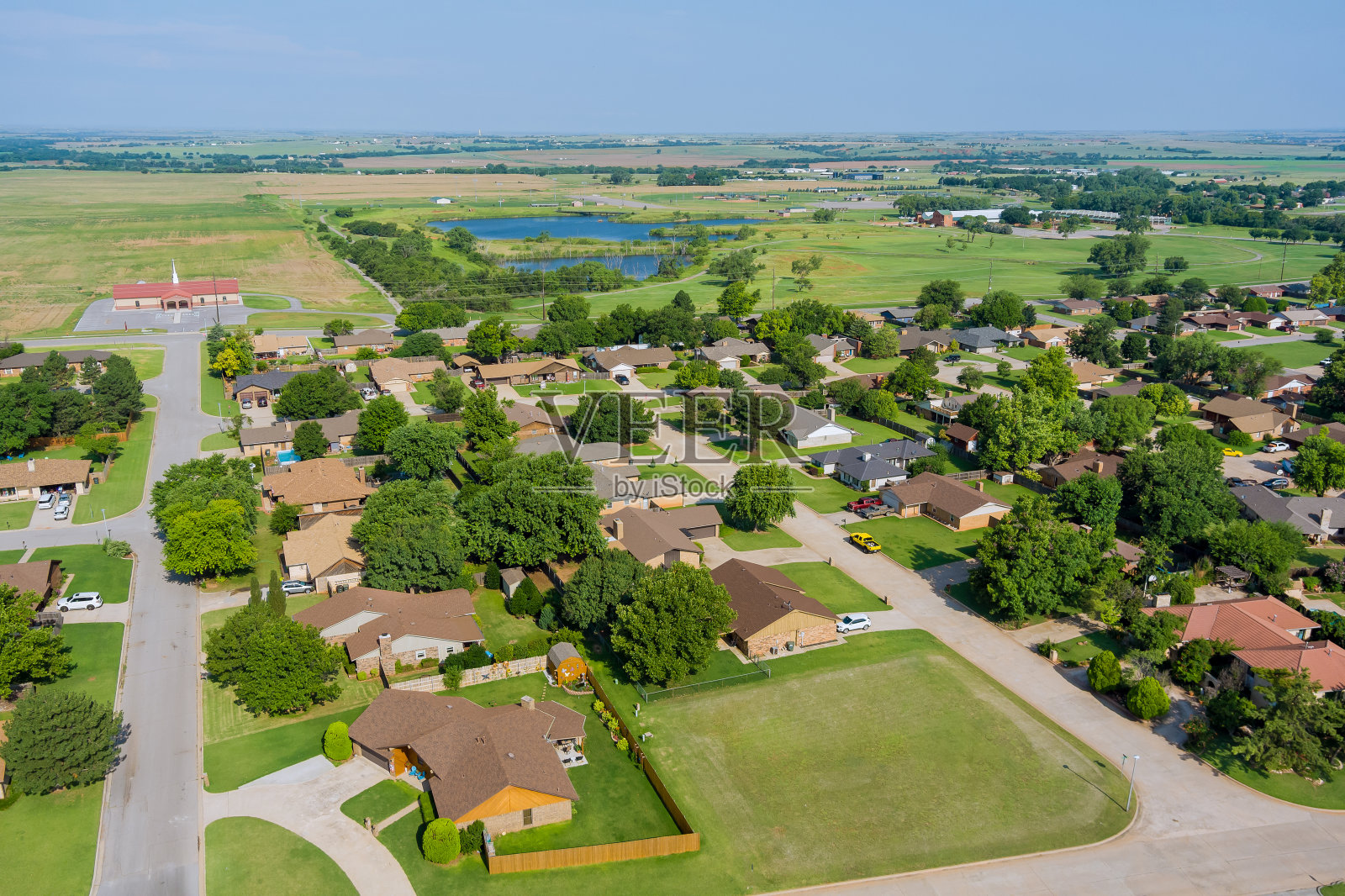 美国俄克拉荷马州美丽的克林顿镇城市景观住宅区鸟瞰图照片摄影图片