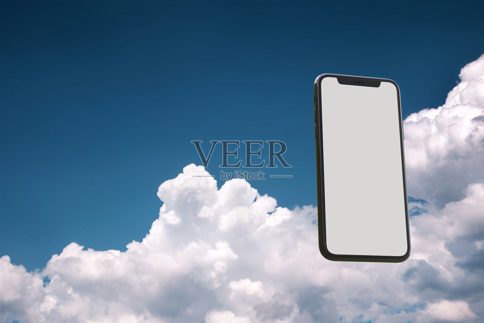 模型与一个多云的天空背景下的移动电话照片摄影图片