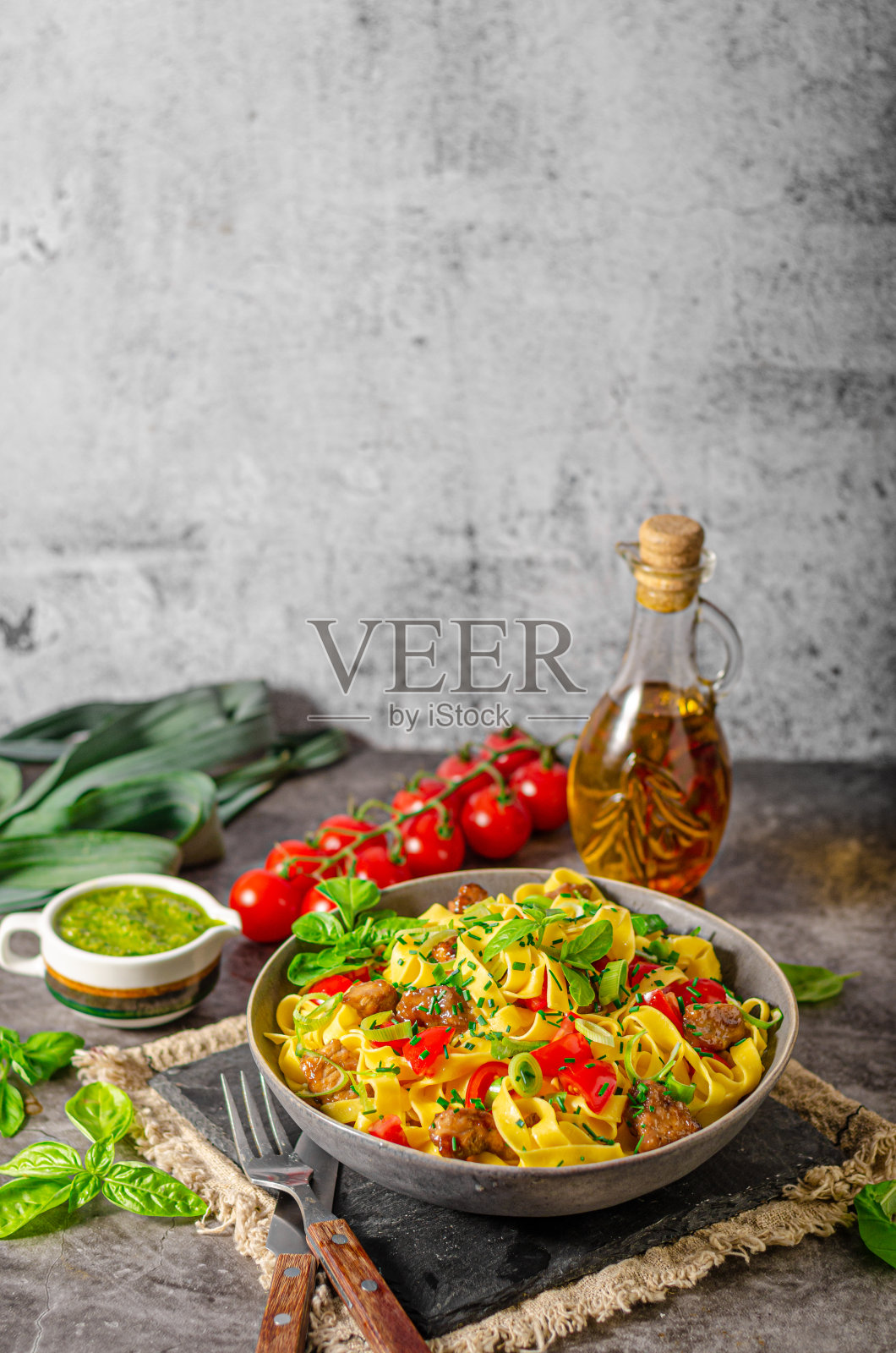 用猪肉和香草做成的面条照片摄影图片