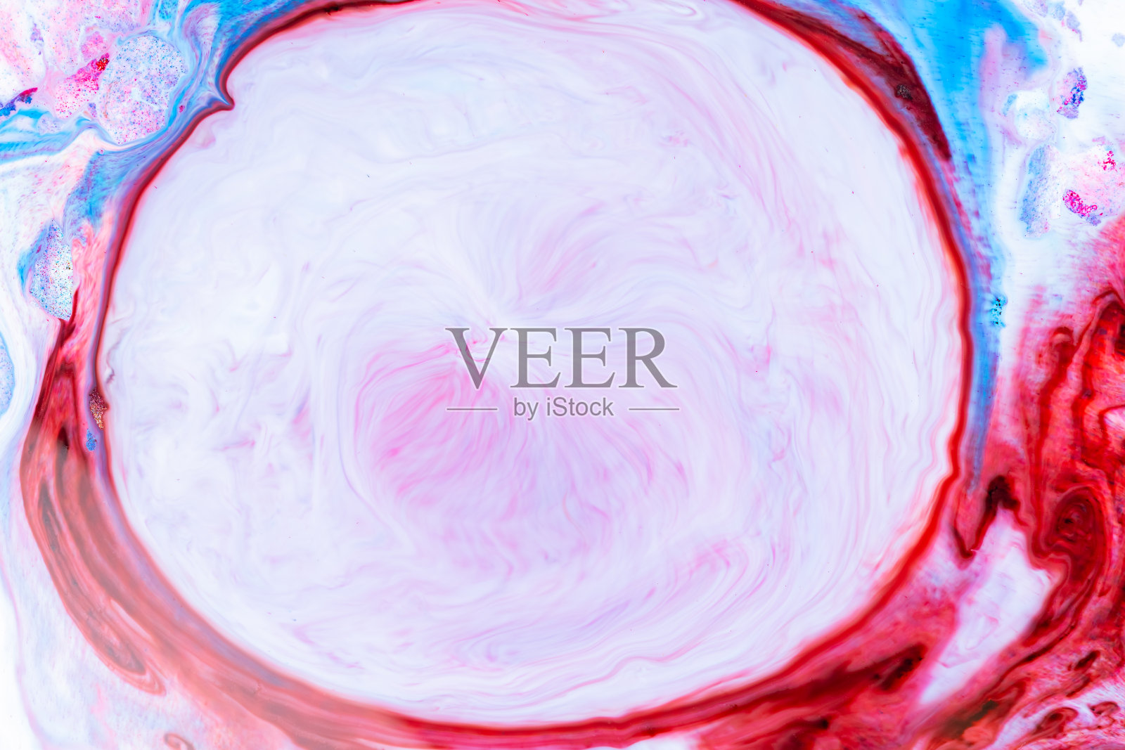 抽象渐变彩色背景。多色时尚的背景。水面上有油漆污渍。流体艺术照片摄影图片