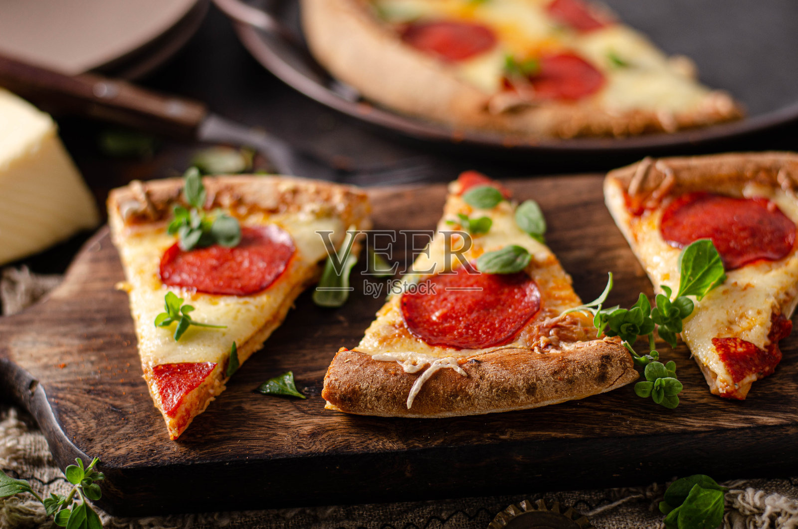 带芝士角的自制腊肠披萨照片摄影图片