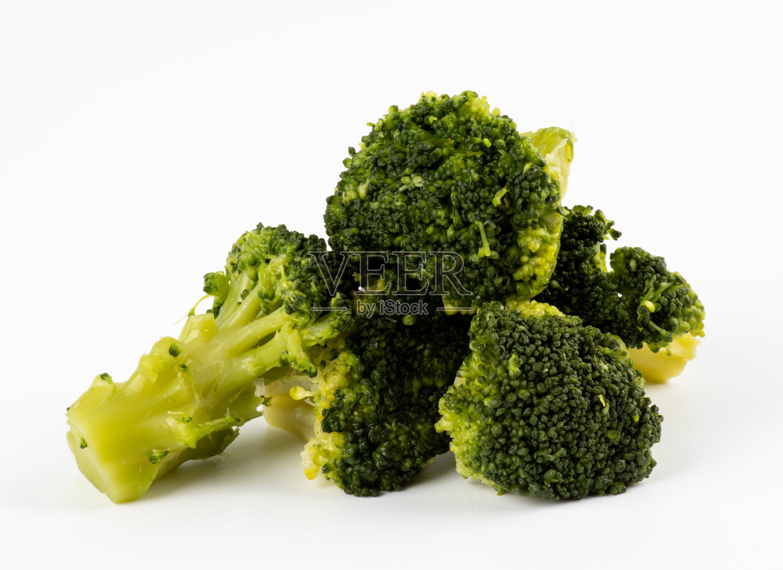 新鲜的绿色西兰花在白色的背景照片摄影图片