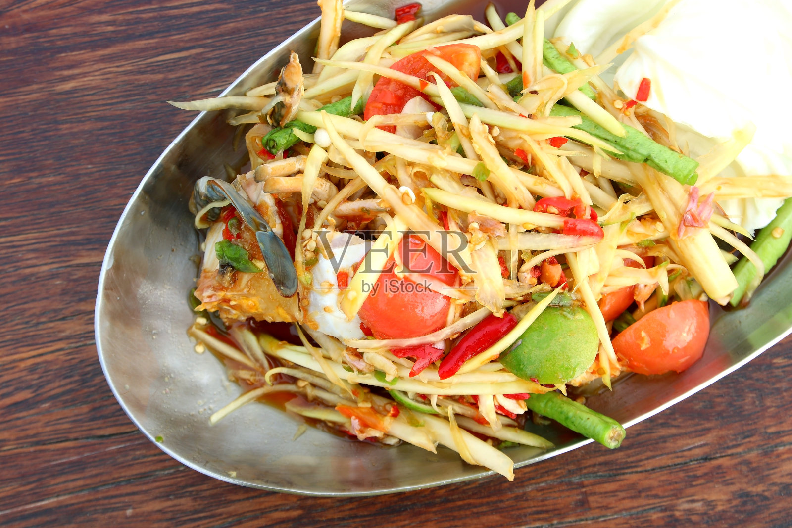 著名的泰国食物木瓜沙拉或桑坦茶照片摄影图片