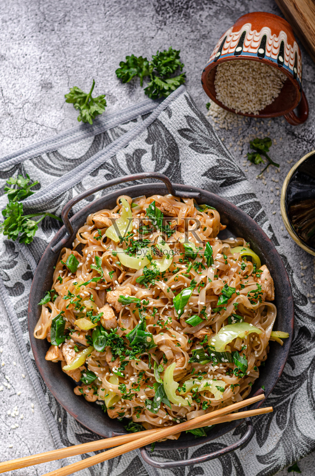 美味的自制泰式炒粉照片摄影图片