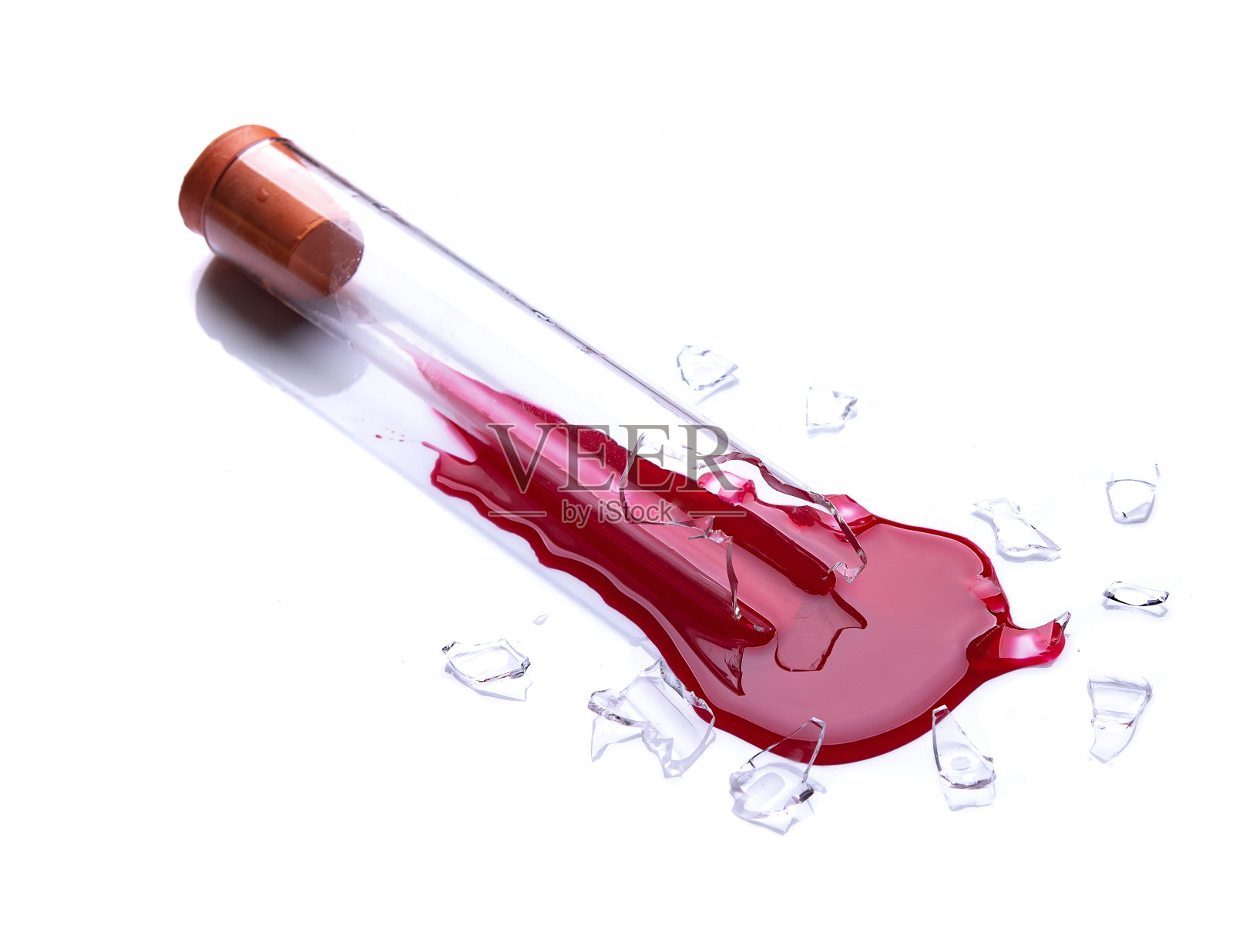 试管破裂，血液在白色上分离照片摄影图片