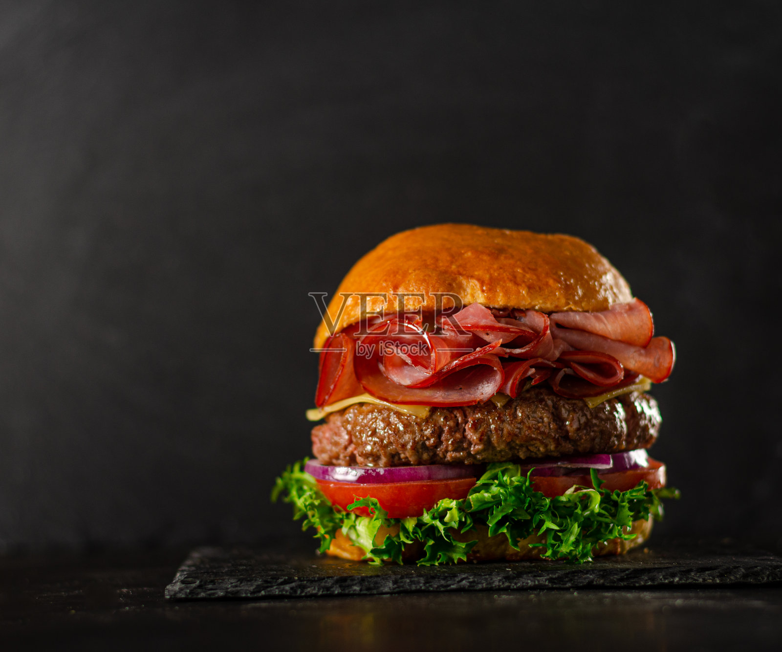 熏火腿牛肉汉堡照片摄影图片
