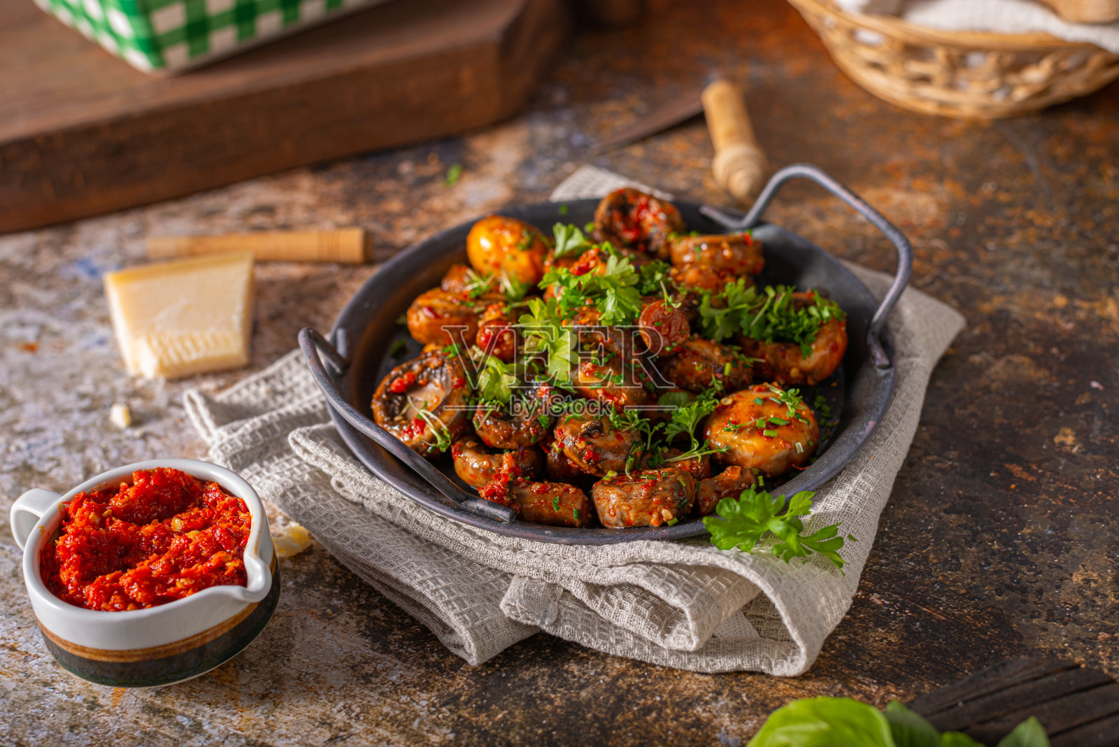 蘑菇沙拉配辣椒酱照片摄影图片