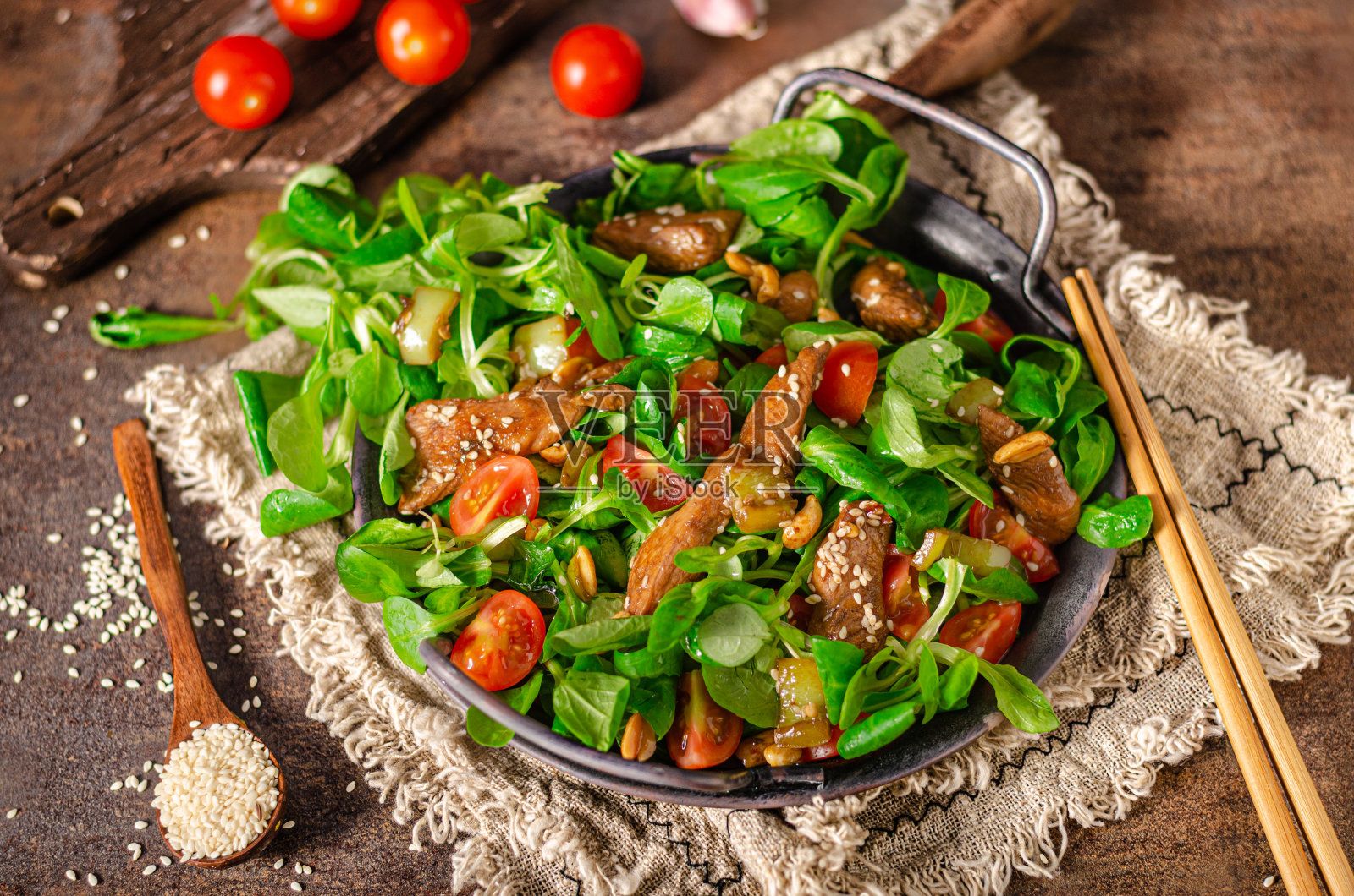 泰式沙拉配烤鸡肉照片摄影图片