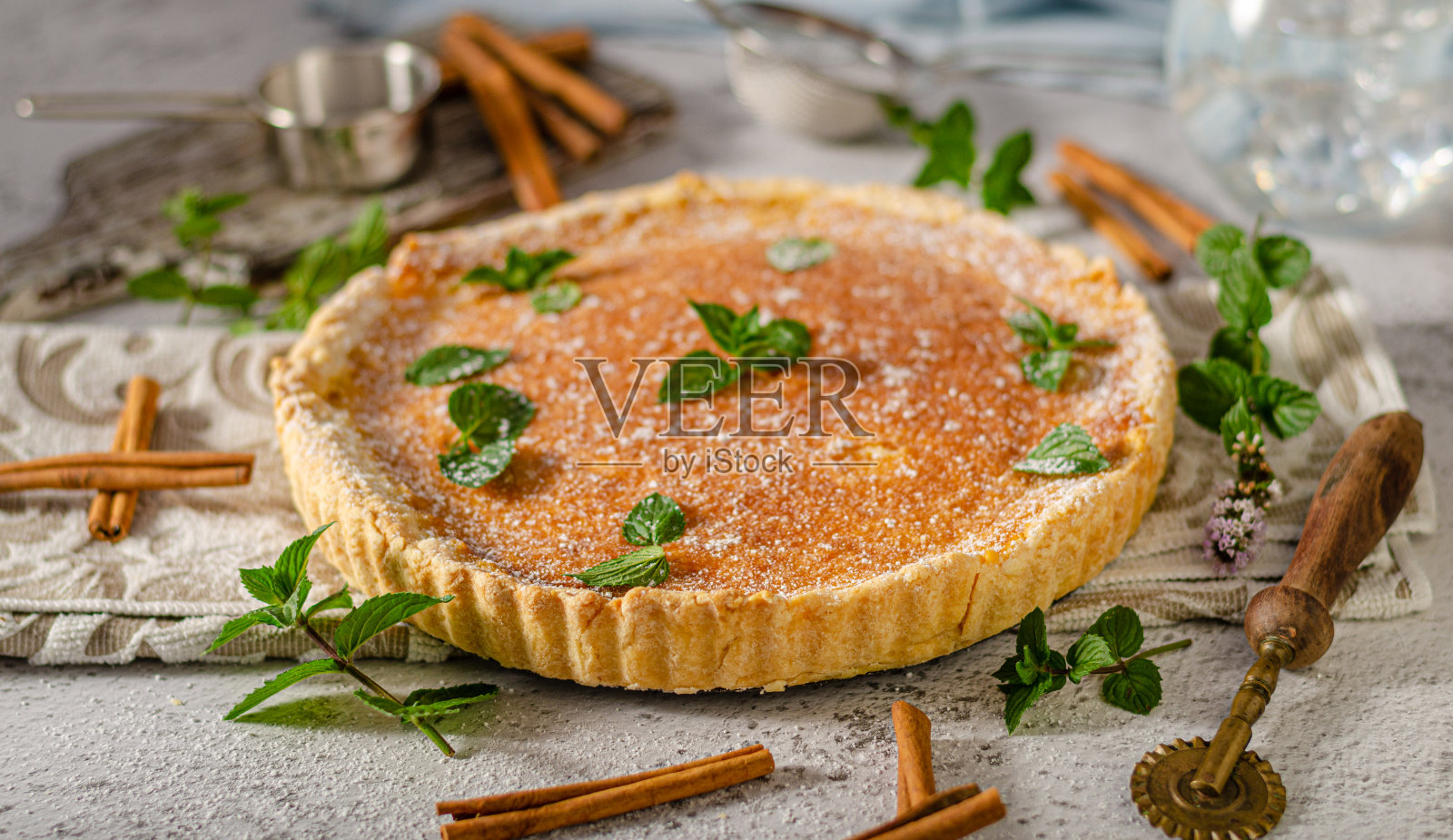 焦糖挞配薄荷和肉桂照片摄影图片