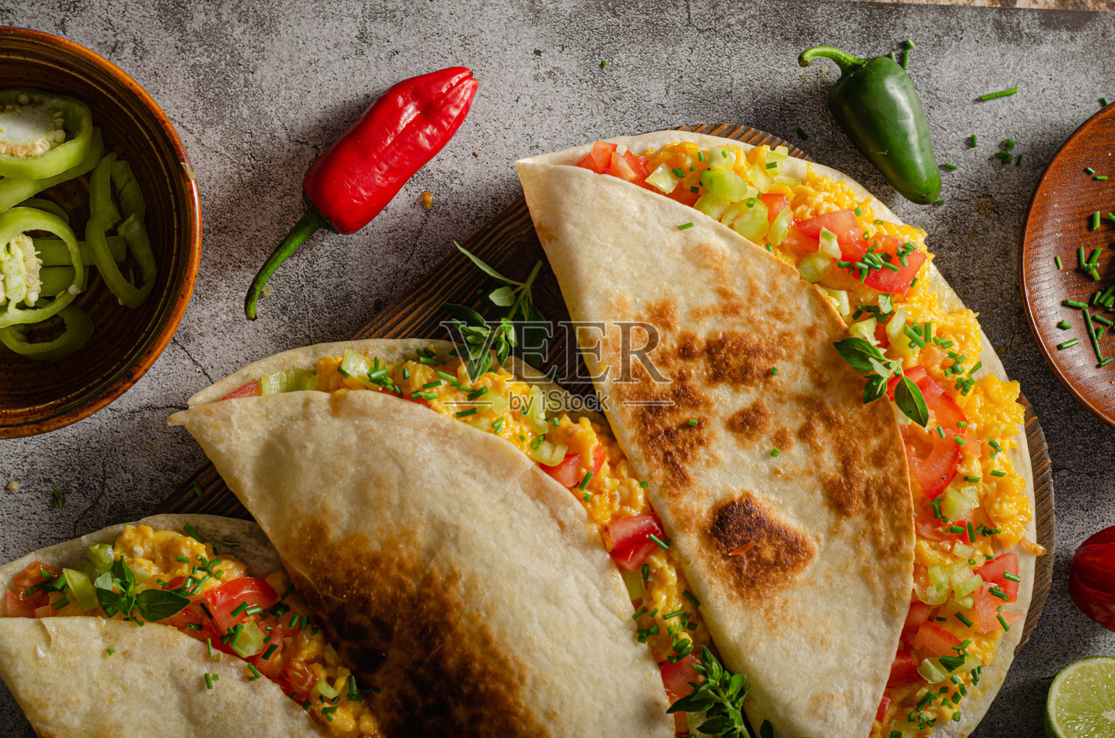 炒鸡蛋和玉米饼照片摄影图片