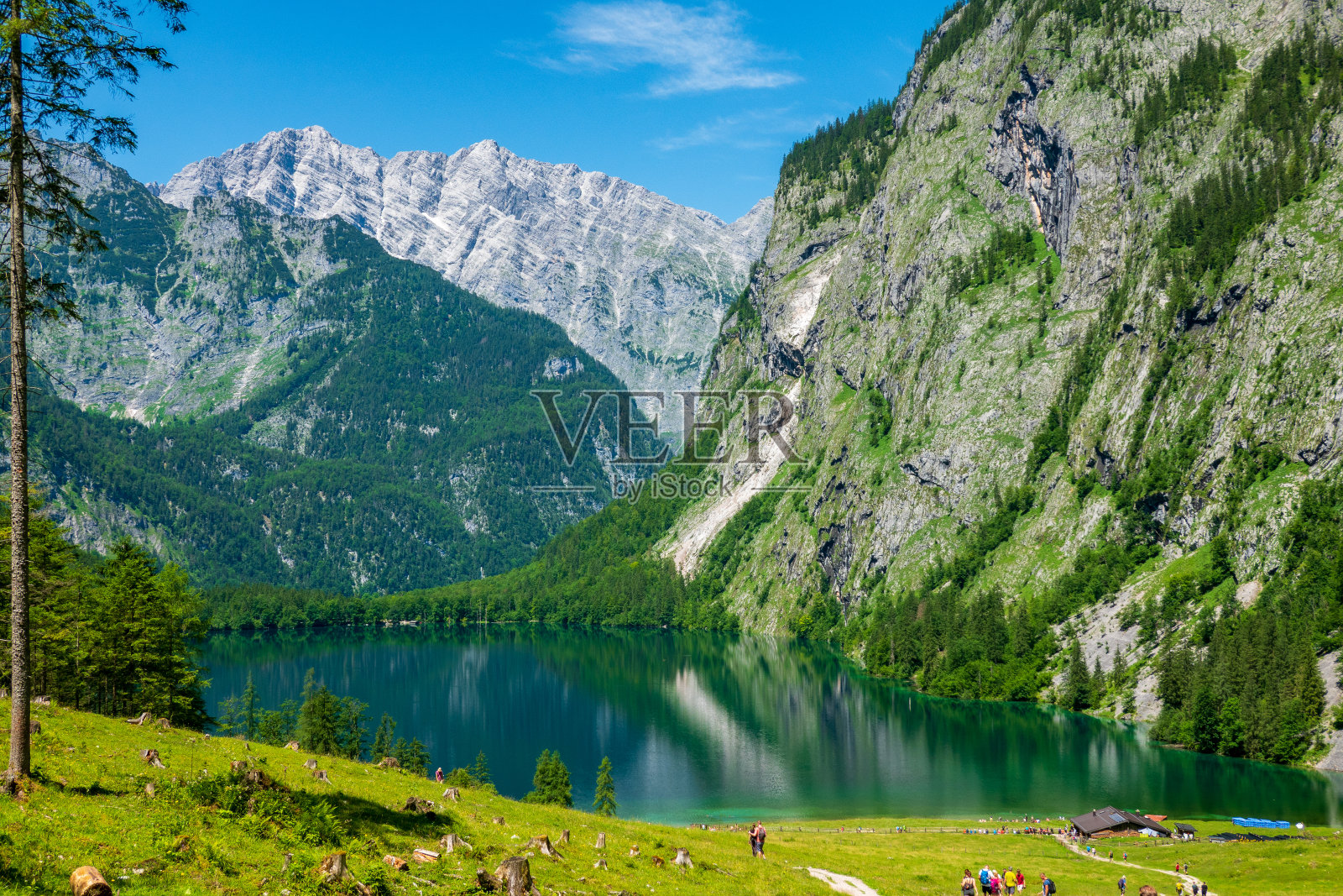 在贝希特斯加登的欧伯湖，一个阳光明媚的夏日照片摄影图片