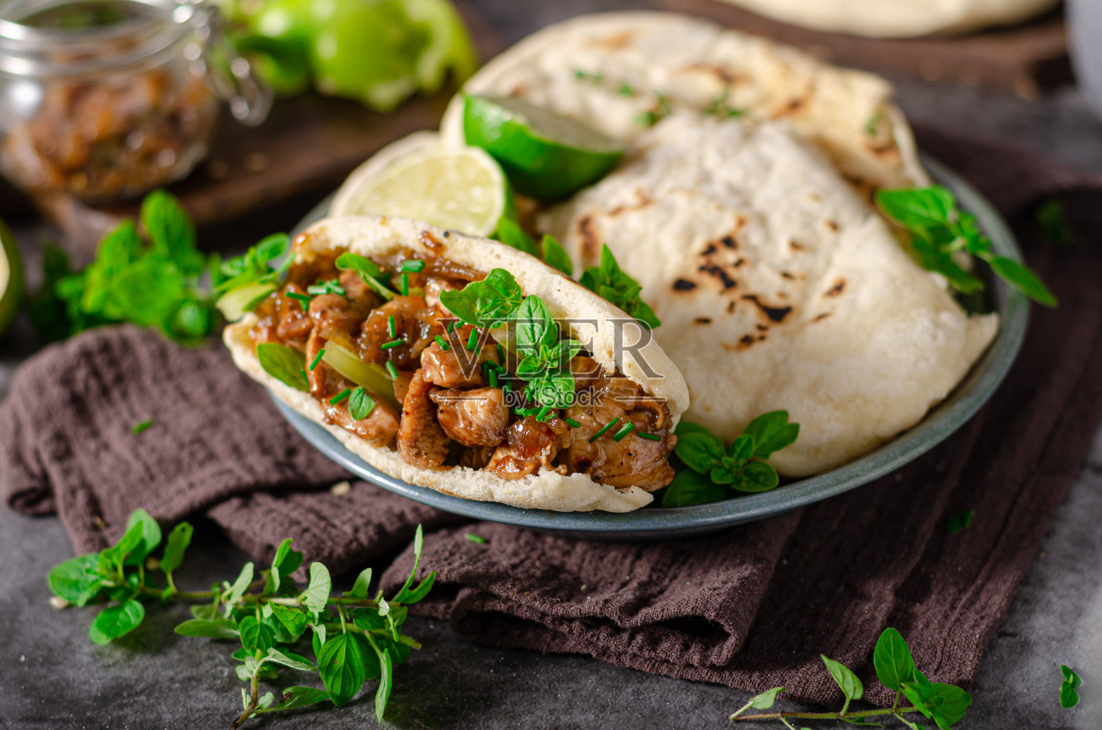 自制的皮塔饼配肉和香草照片摄影图片