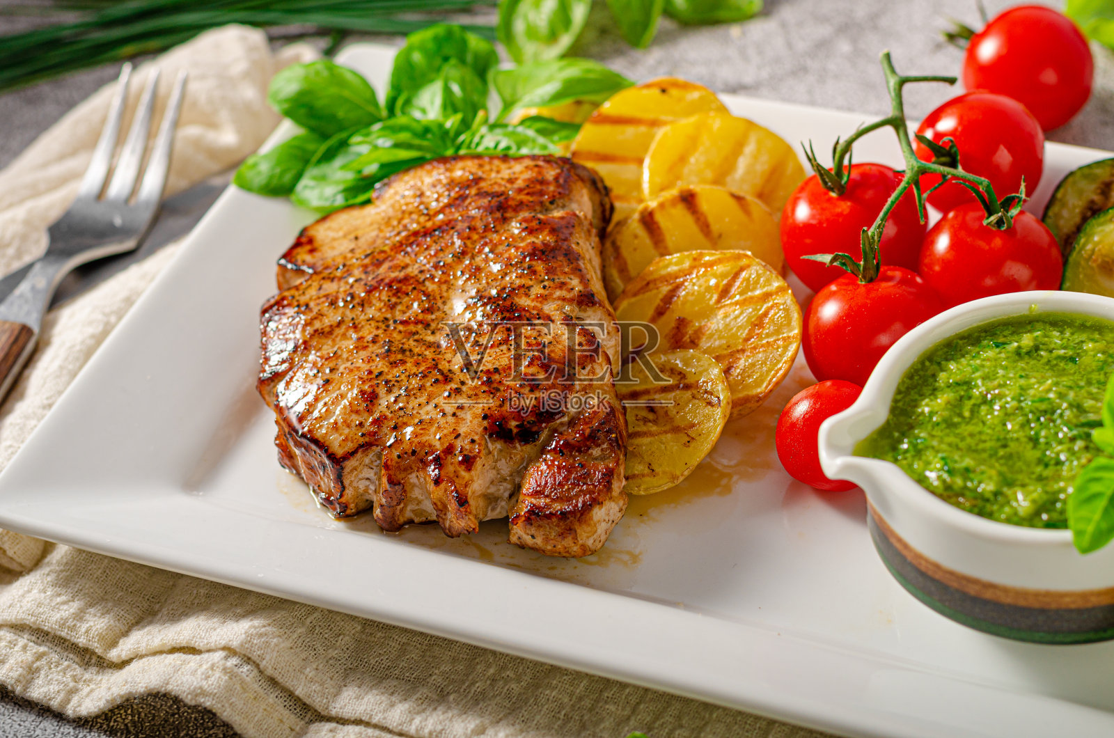 美味的肉排配香草酱照片摄影图片