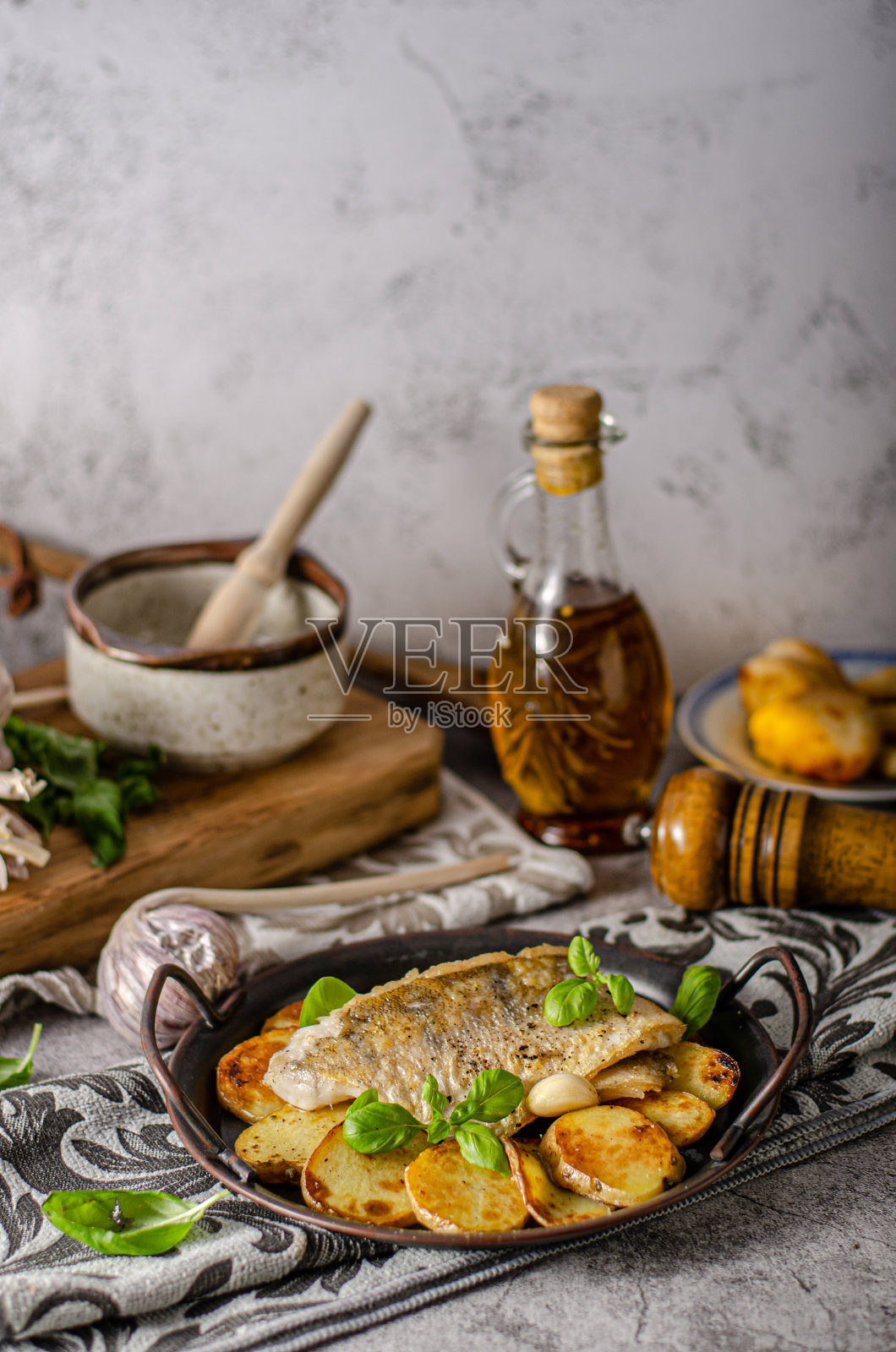 梭鲈鱼烤照片摄影图片