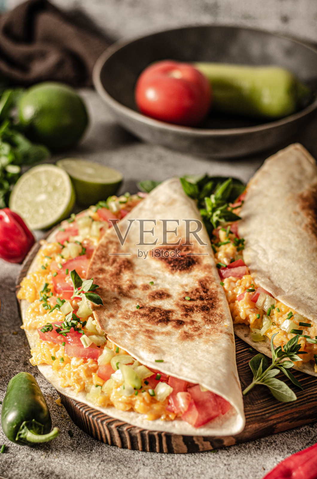 炒鸡蛋和玉米饼照片摄影图片