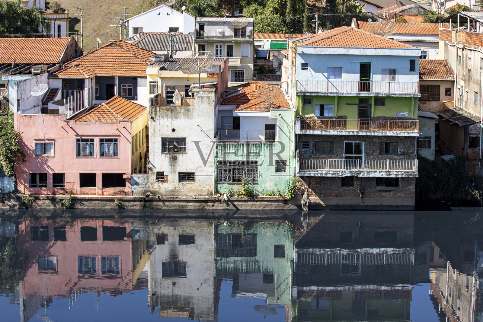 Tiete河上的Pirapora do Bom Jesus的房子反射照片摄影图片