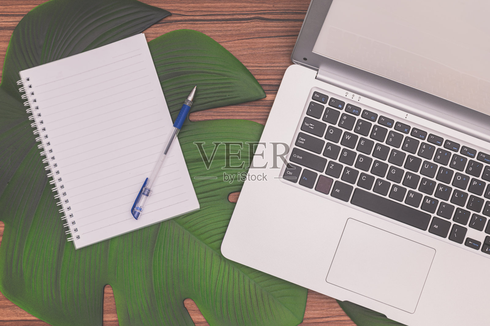 笔记本和笔记本电脑在桌上照片摄影图片