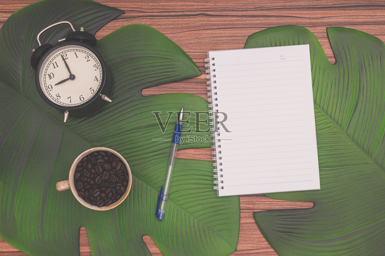 笔记本和咖啡杯在桌子上照片摄影图片