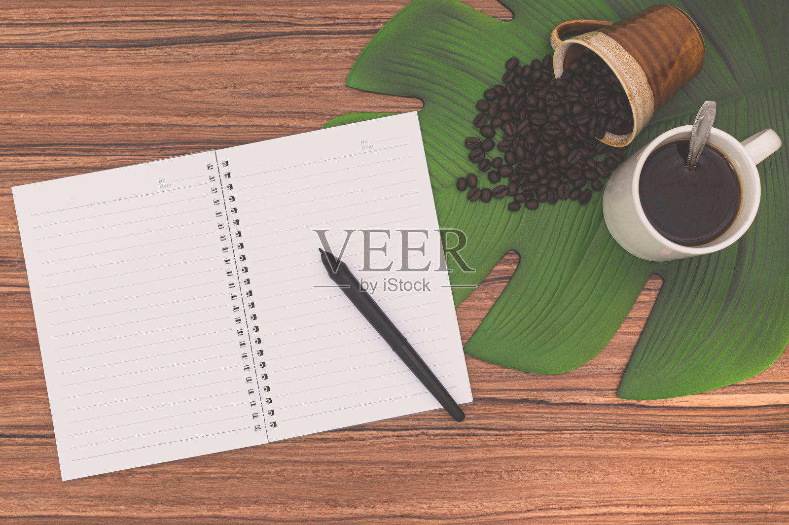 桌子上有笔记本和咖啡杯照片摄影图片