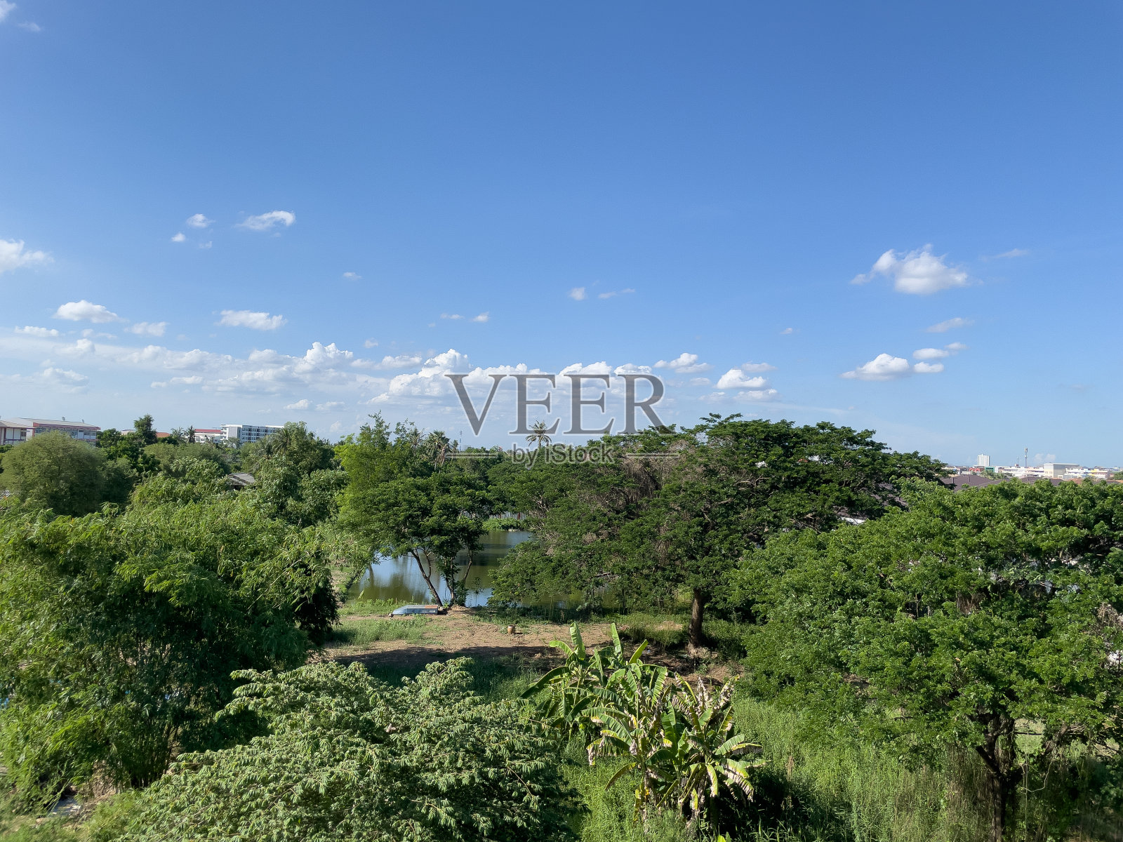 从上面看风景很好。照片摄影图片