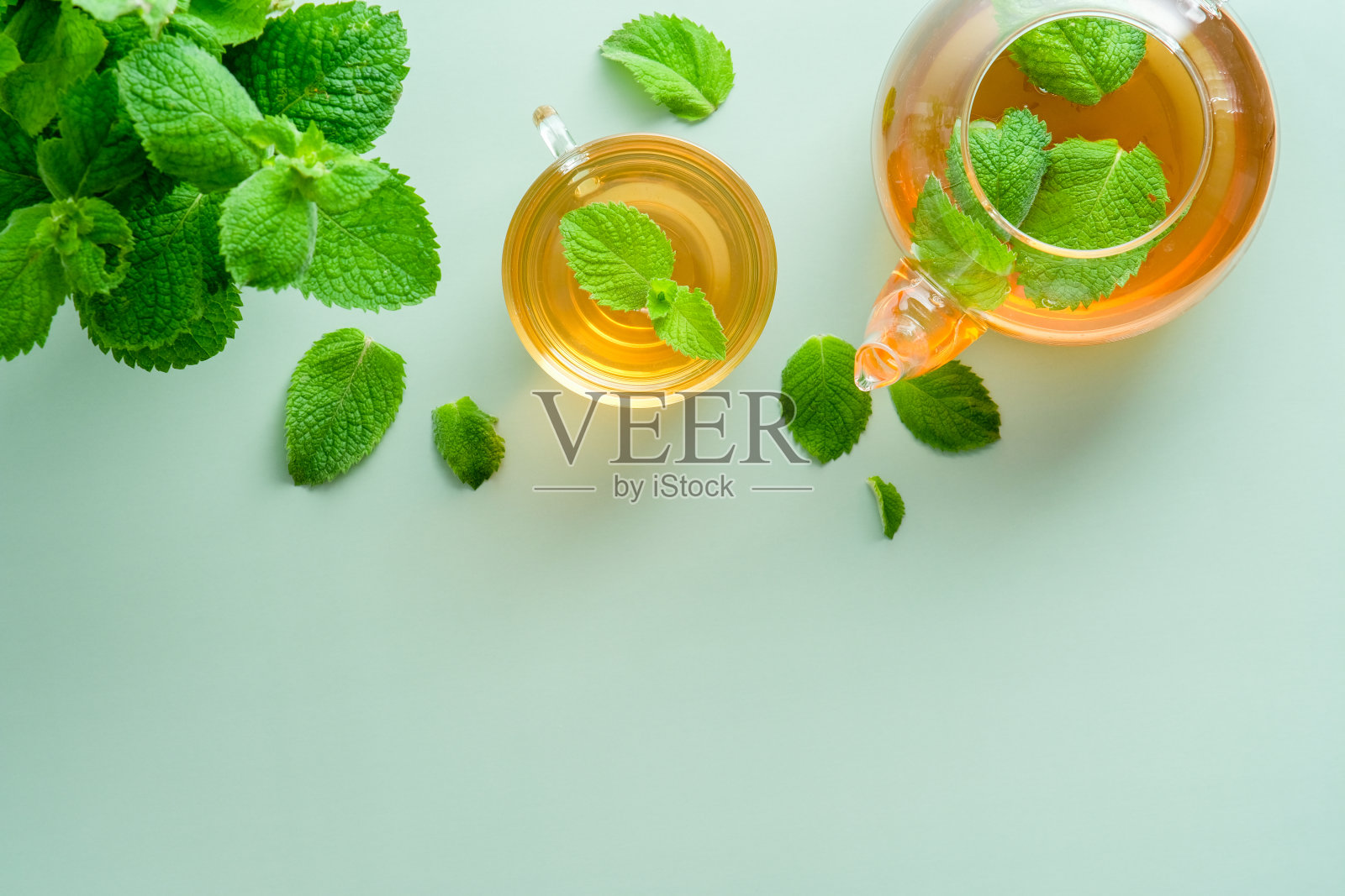 桌上有摩洛哥薄荷茶和绿叶。平躺，俯视图照片摄影图片