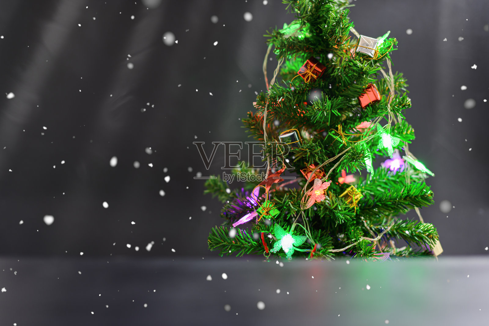 圣诞节礼盒雪夜背景照片摄影图片