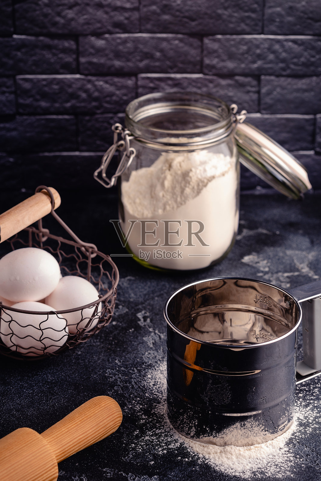 桌子上有烘烤产品和工具照片摄影图片