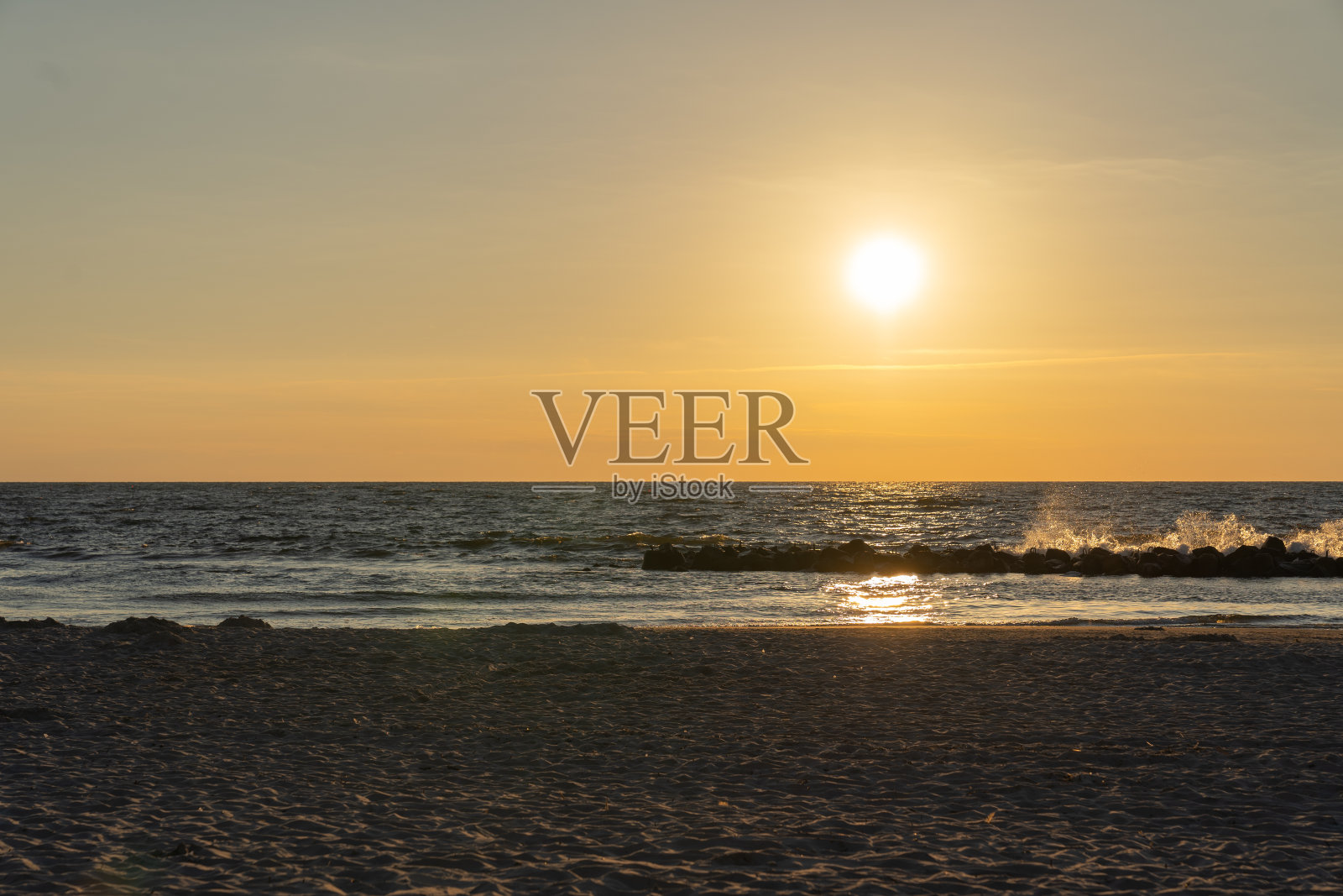 海浪冲击着海滩防波堤照片摄影图片