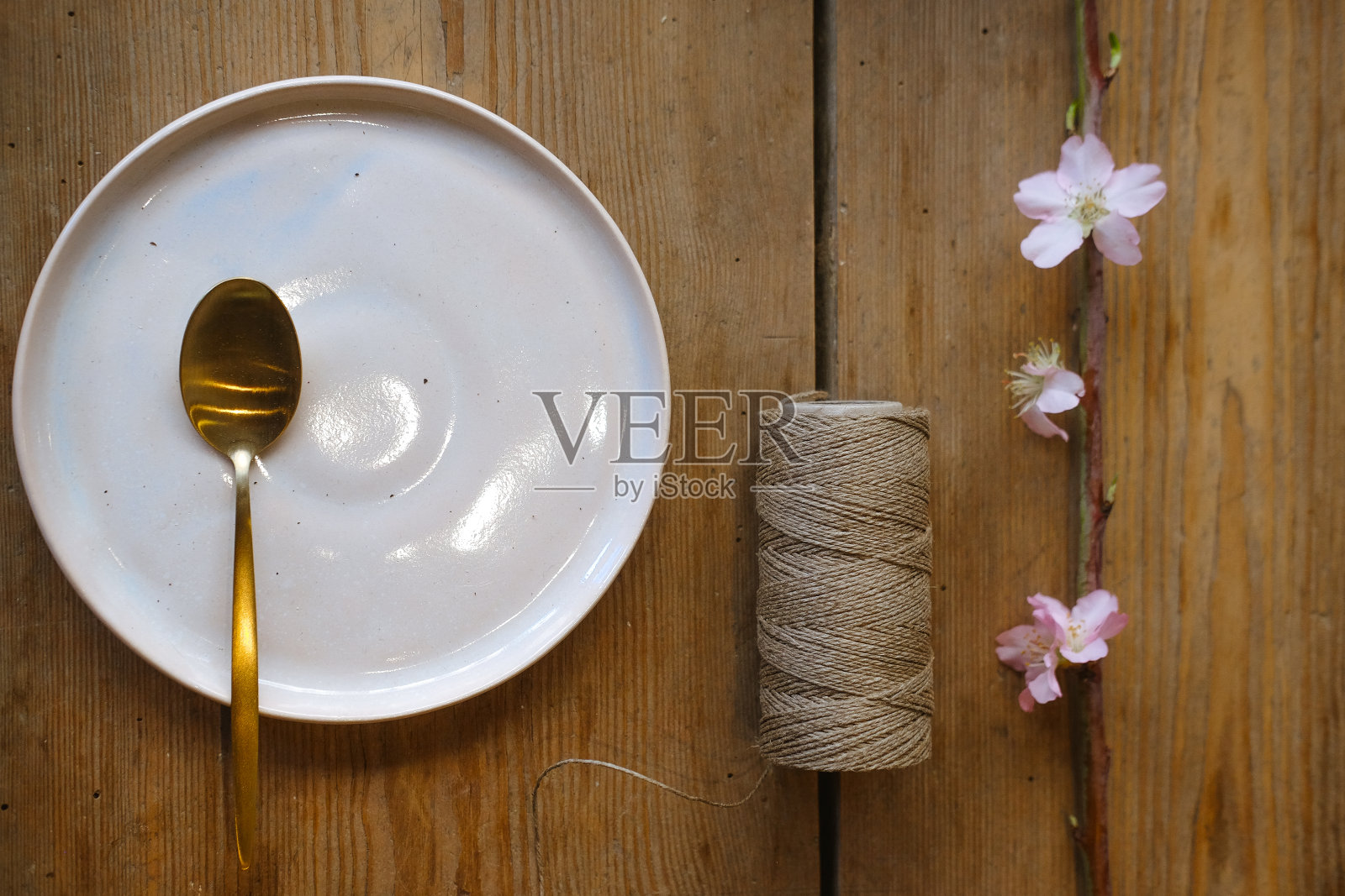 金色的厨房陈设在木桌上。白色的盘子照片摄影图片