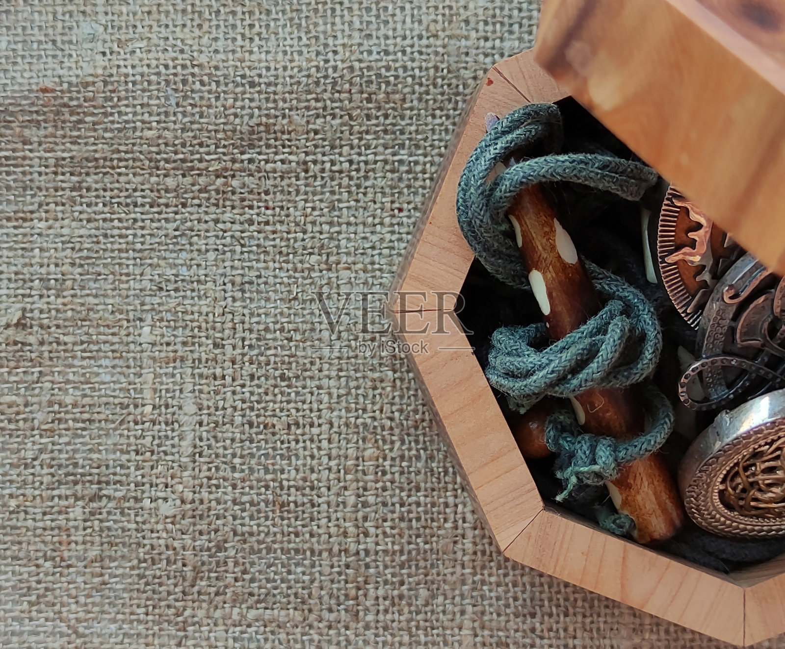 木制盒子，上面有骨头雕刻的护身符和木制和银制的护身符照片摄影图片