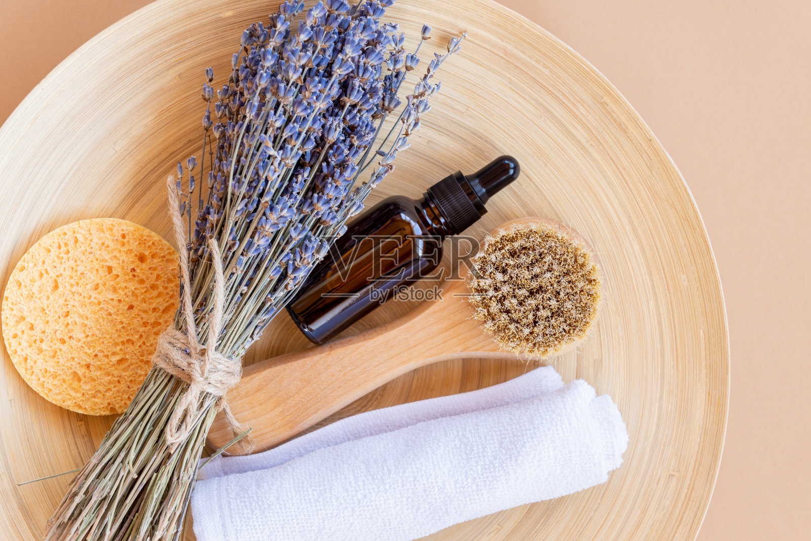 一套天然有机化妆品与薰衣草精油和浴室配件在一个竹盘子。可持续消费。照片摄影图片