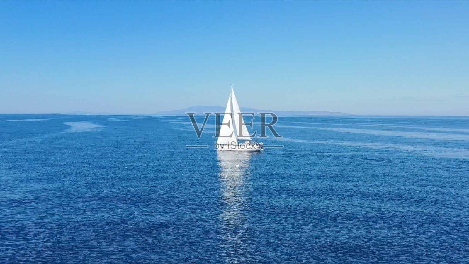 鸟瞰图航行豪华游艇在开放的海上在晴朗的一天在克罗地亚照片摄影图片